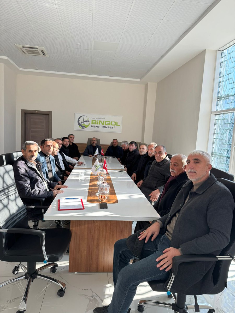 Dernek üyelerimiz ile birlikte Bingöl Kent Konseyi Başkanı ve Yönetimini ziyaret ettik. Daha yaşanılır ve güvenilir bir kent olması temennisi ile Şehrimizde yapılmış ve yapılacak hizmetler için fikir alışverişinde bulunduk.