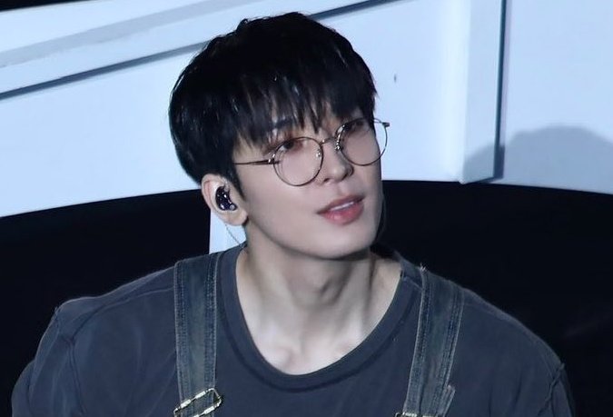 jwwoah's tweet photo. the face, the wide shoulder, the lips, the adams apple, the collarbone wtf. he's making me dizzy 😖😖 https://t.co/t1eiWAkwQP