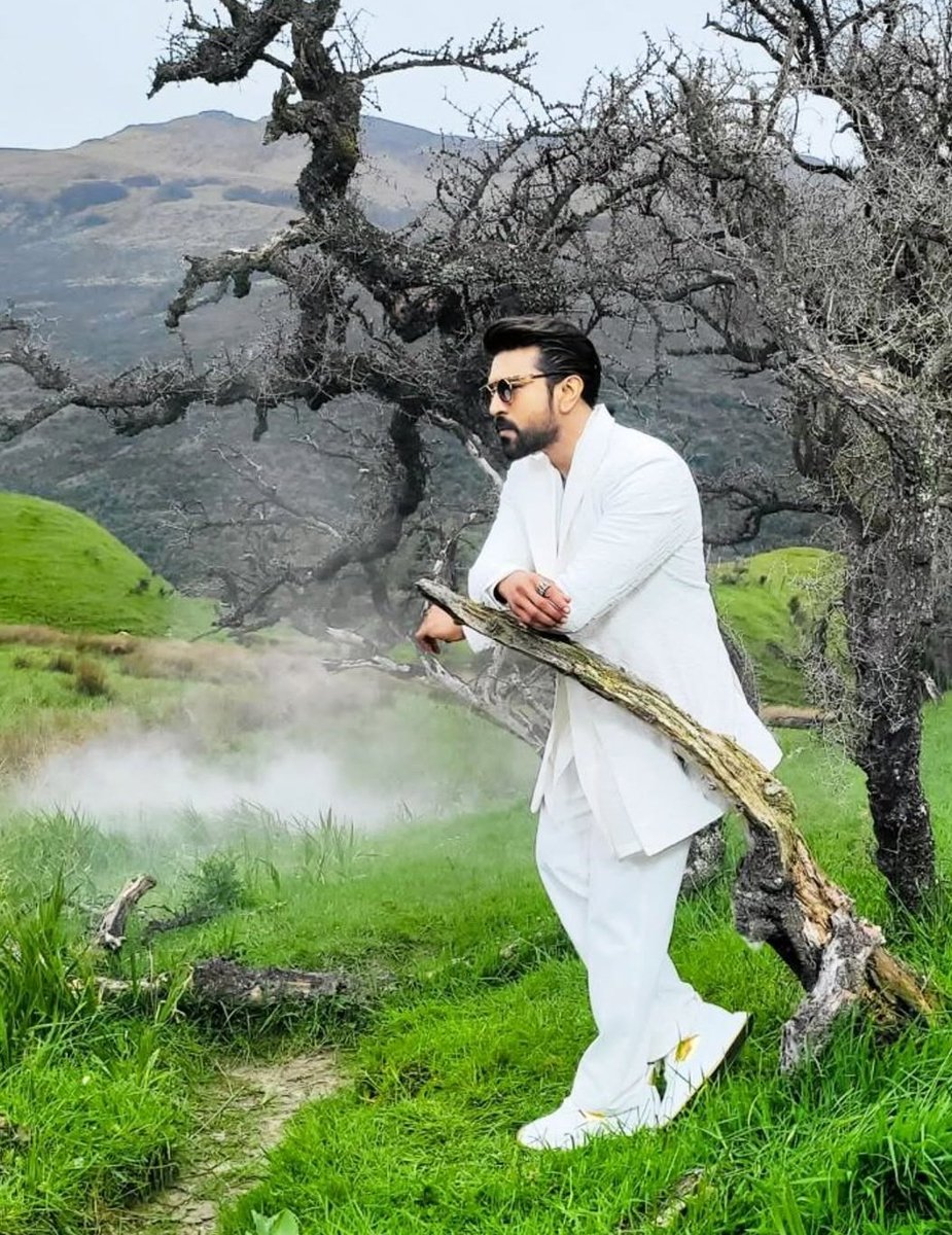 she_loves_rc's tweet image. Global star @AlwaysRamCharan as Chief guest for #BiggbossTelugu8 Finale 🔥 

#GameChanger