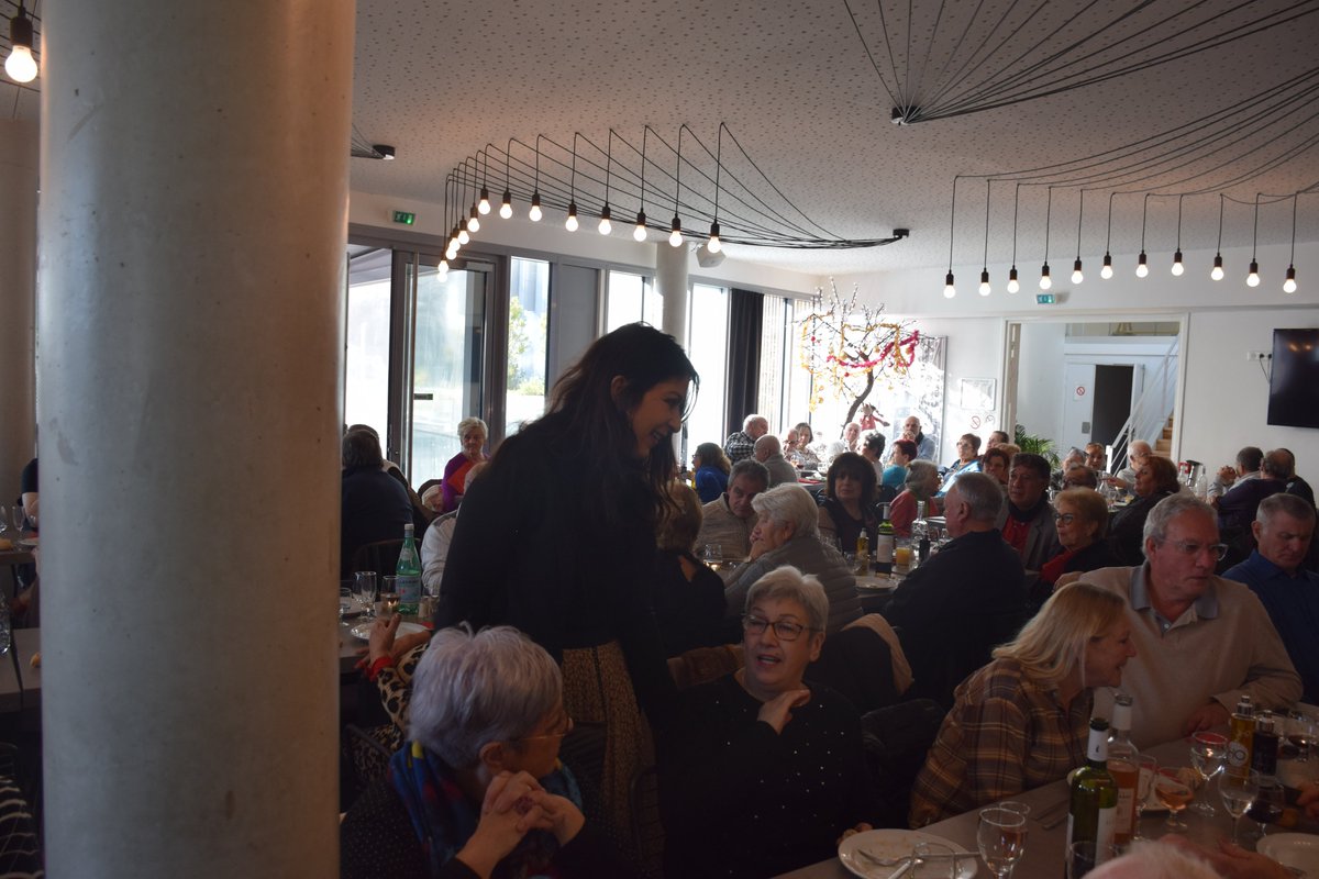 JaidaneI's tweet photo. Ravie de représenter notre maire @cestrosi  au repas de Noël des #Papysetmamiestrafic. Ambassadeurs d’une ville solidaire et humaine, ils créent un véritable lien entre les générations en montrant aux plus jeunes l’importance de l’entraide et de l’engagement au service des niçois https://t.co/i7sq6kbCni