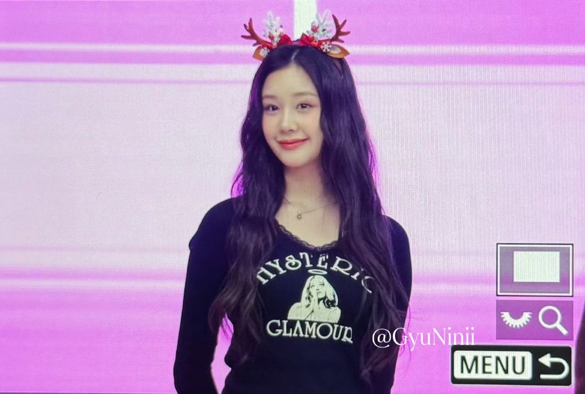 PHARITATHFAN's tweet photo. [📸] 141224 SHANGHAI FANSIGN

จะพร็อพแบบไหนก็สวยน่ารักไปหมดเลยค่ะ หลงน้องแพรไม่ไหวแล้ววว 🫠

©️GyuNinii

#PHARITA #파리타 
#BABYMONSTER #베이비몬스터 https://t.co/w13bI2kAkL