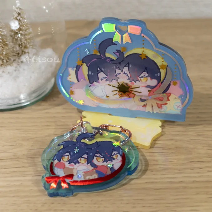 エンボス加工+2色箔押しのアクキーとアクスタを作っていただきました箔のところがぷっくりキラキラでとてもかわいい… レインボーと赤とゴールドの箔押しを使ってます。(あと両方とも穴っこで作ってもらった…!)