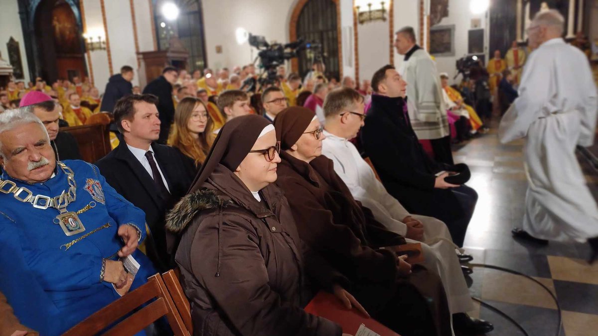 PlusWarszawa's tweet photo. ⛪️W archikatedrze św. Jana na Starym Mieście ostatnie przygotowania. Na miejscu nasze reporterki. O godz. 11 na 96,5 FM transmisja uroczystości ingresowych #ingres #galbas #transmisja @EpiskopatNews https://t.co/ppqVkBL9ZJ
