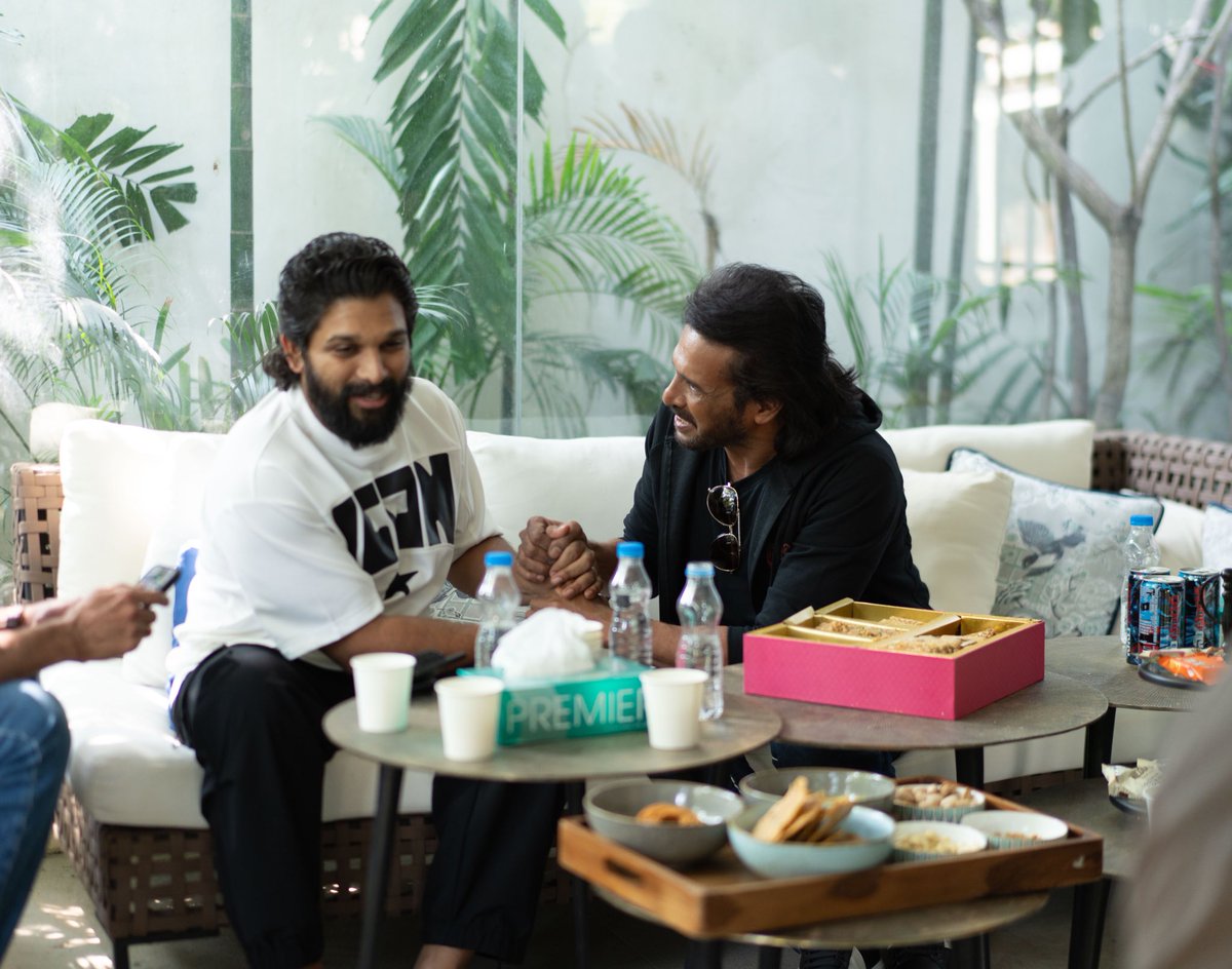 TeamAAOfficial's tweet photo. Real star @nimmaupendra meets Icon star @alluarjun at his residence ✨ 

#NationWithAlluArjun https://t.co/E5zT7IEvJd