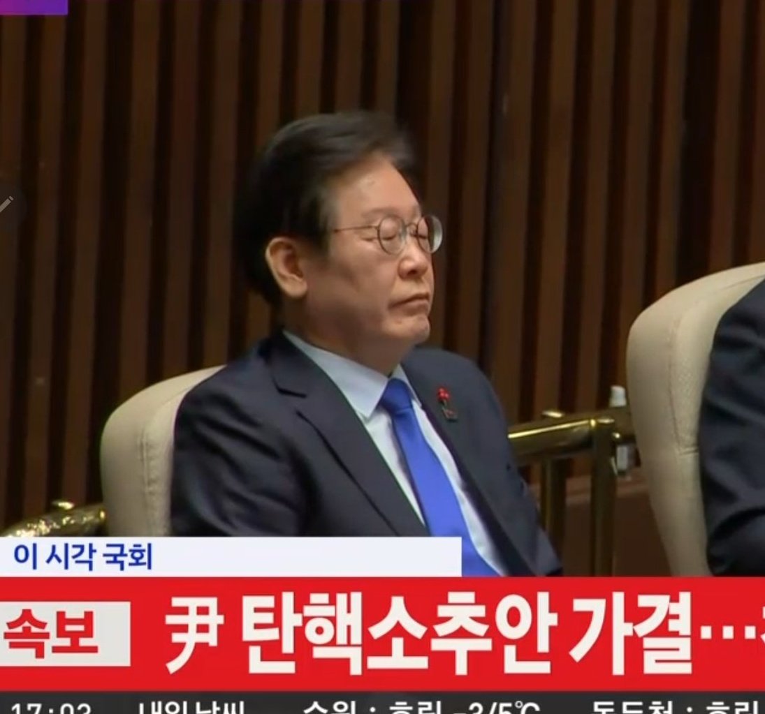 윤석열 탄핵가결후
이재명이 세상 무너진듯한 표정을 하고 있는 이유는?
같은 처지가 될 것을 알고 있기때문..ㅋㅋ