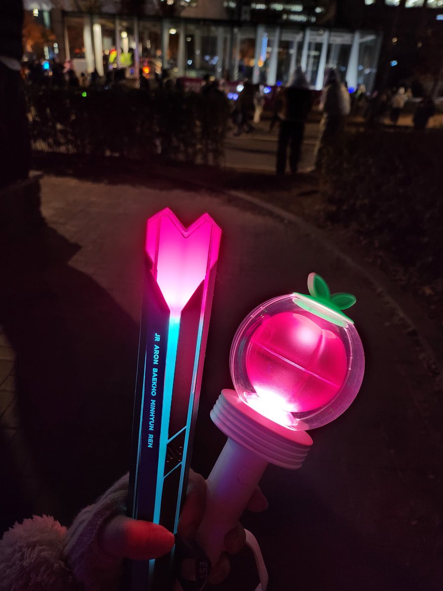 오늘 만난 러브들 너무너무 반갑고 고생 많았어요💜🩷
우리 2년 뒤에 꼬옥 15주년 콘서트에서 봐요!
반딧봉 전광판에 자주 나와 행복했습니다💜