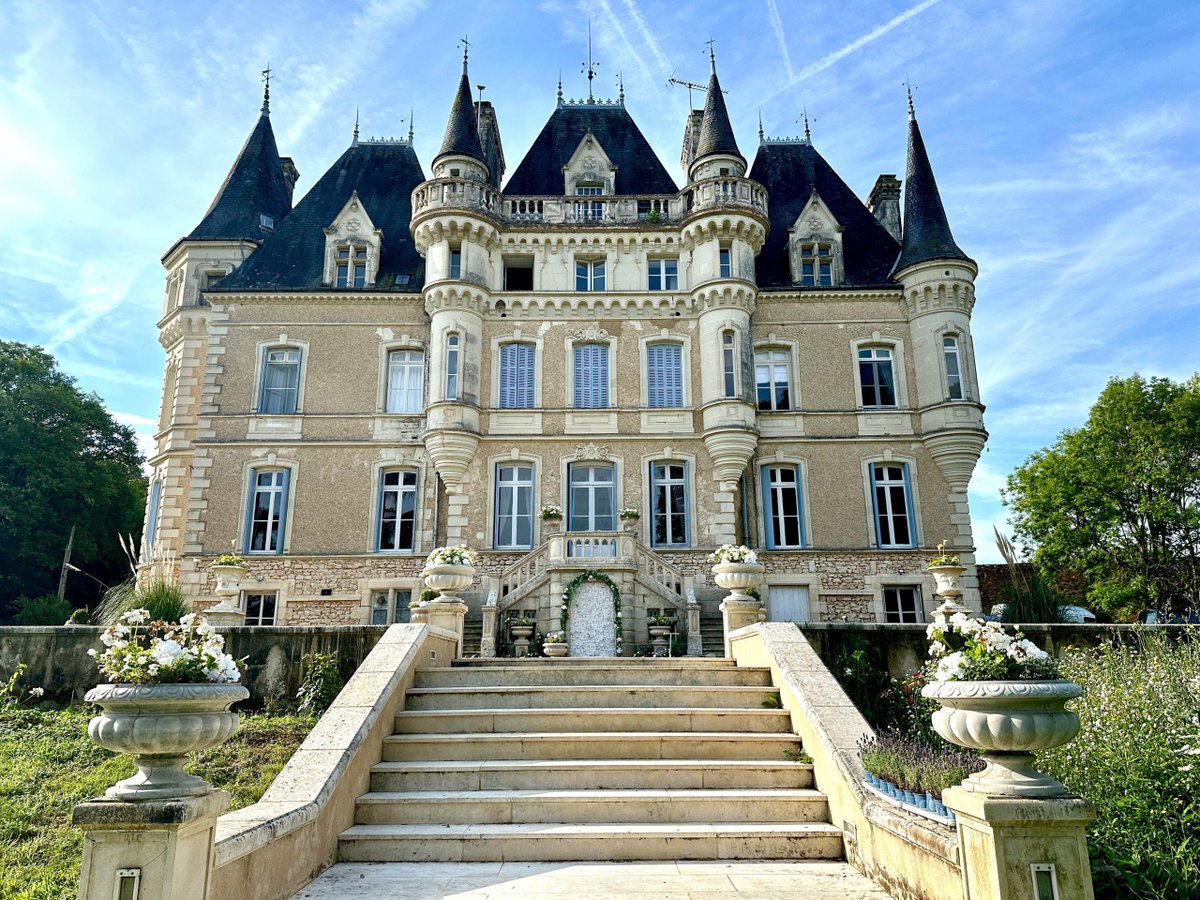 delaboutiniere's tweet photo. ✨ Dreaming of a fairytale wedding? Look no further than our stunning chateau! Let us help you create unforgettable memories on your special day! 🥂💍 

#ChateauWedding #WeddingVenue #France #ChateauDIY #LoveInFrance #DestinationWedding #FairytaleWedding https://t.co/ArxiMXhTe1
