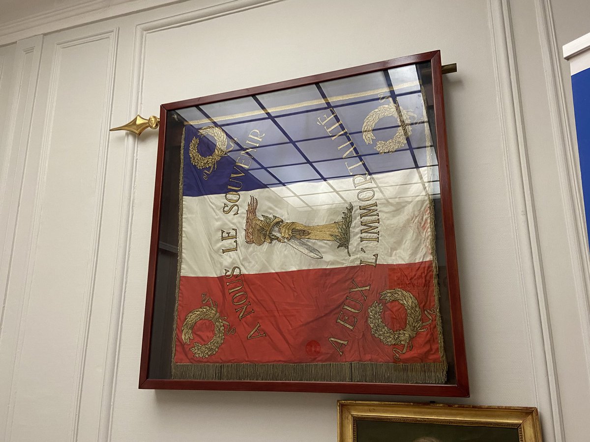 DrapeauxSFV's tweet photo. Une partie de la superbe collection du Souvenir français est ensuite présentée. #JSFV1 #Vexillologie https://t.co/44kNrS2OoZ