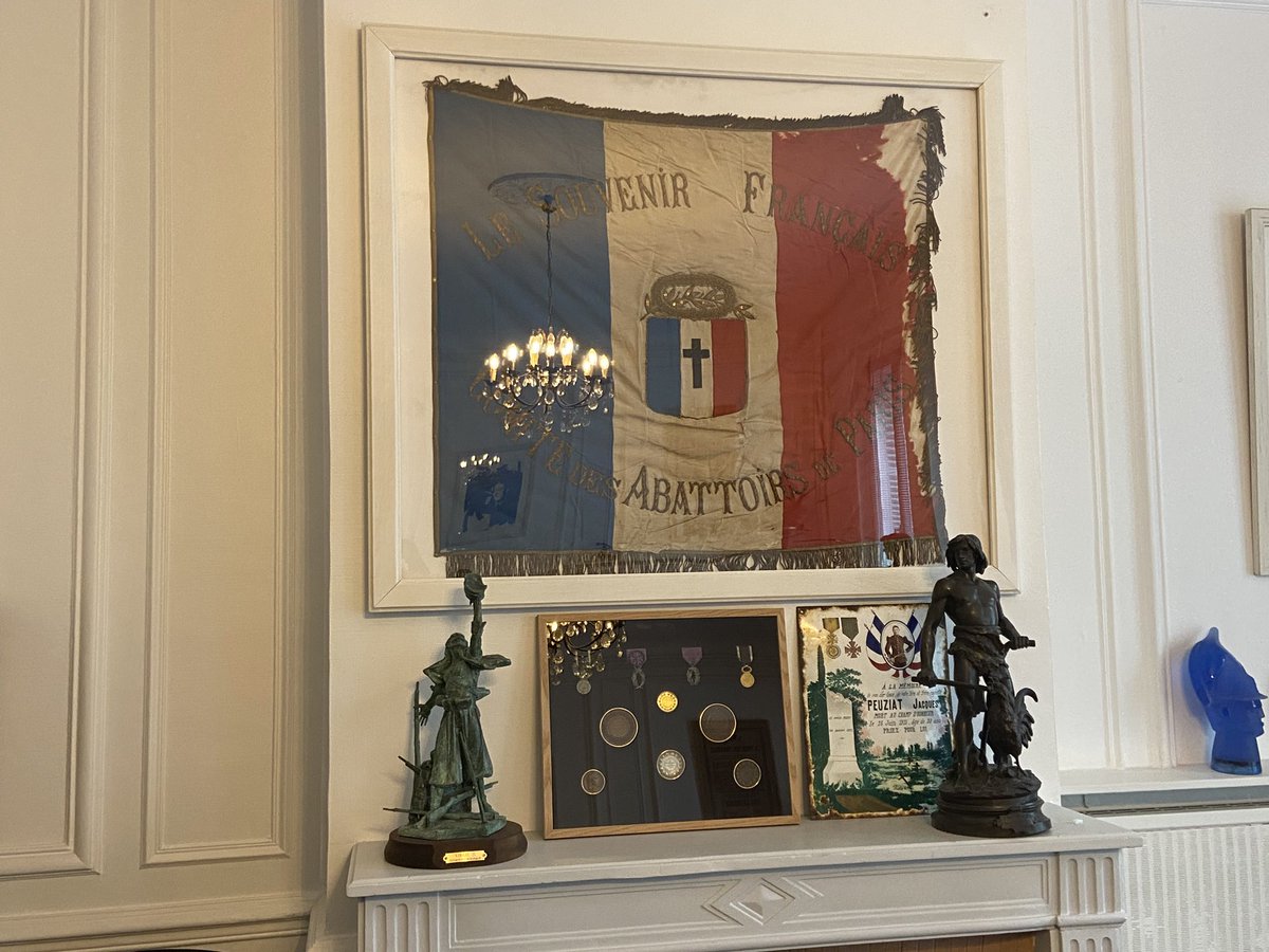 DrapeauxSFV's tweet photo. Une partie de la superbe collection du Souvenir français est ensuite présentée. #JSFV1 #Vexillologie https://t.co/44kNrS2OoZ