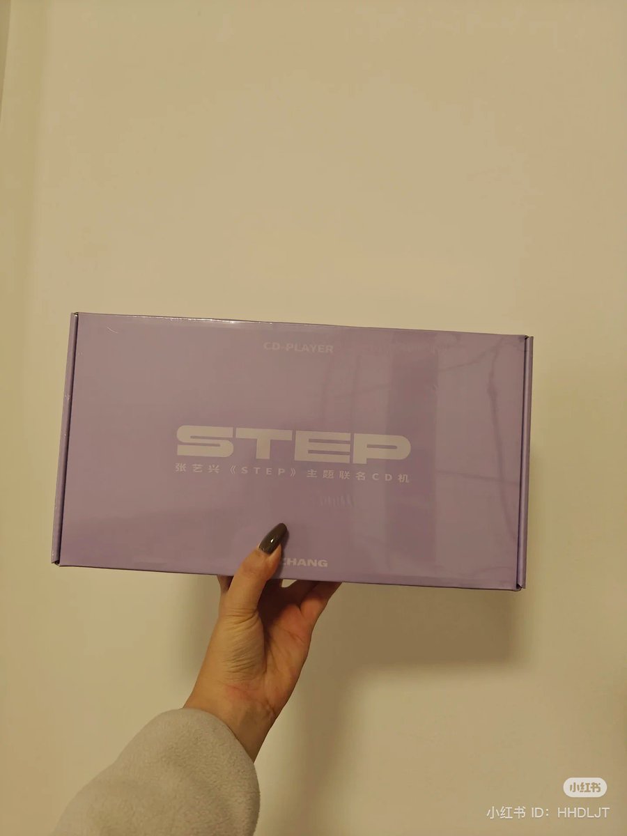 Chuchouxxing's tweet photo. [Review] Album STEP🪽 CHINA DELUXE EDITION PHYSICAL ALBUM 

CD Player Version 💽
- เครื่องเล่นซีดี
- อัลบั้ม
- คู่มือ 

Cr. lceea

#LAY_StepByStep #อี้ชิง #เลย์จาง #layzhang @layzhang https://t.co/oII0RMLh0R