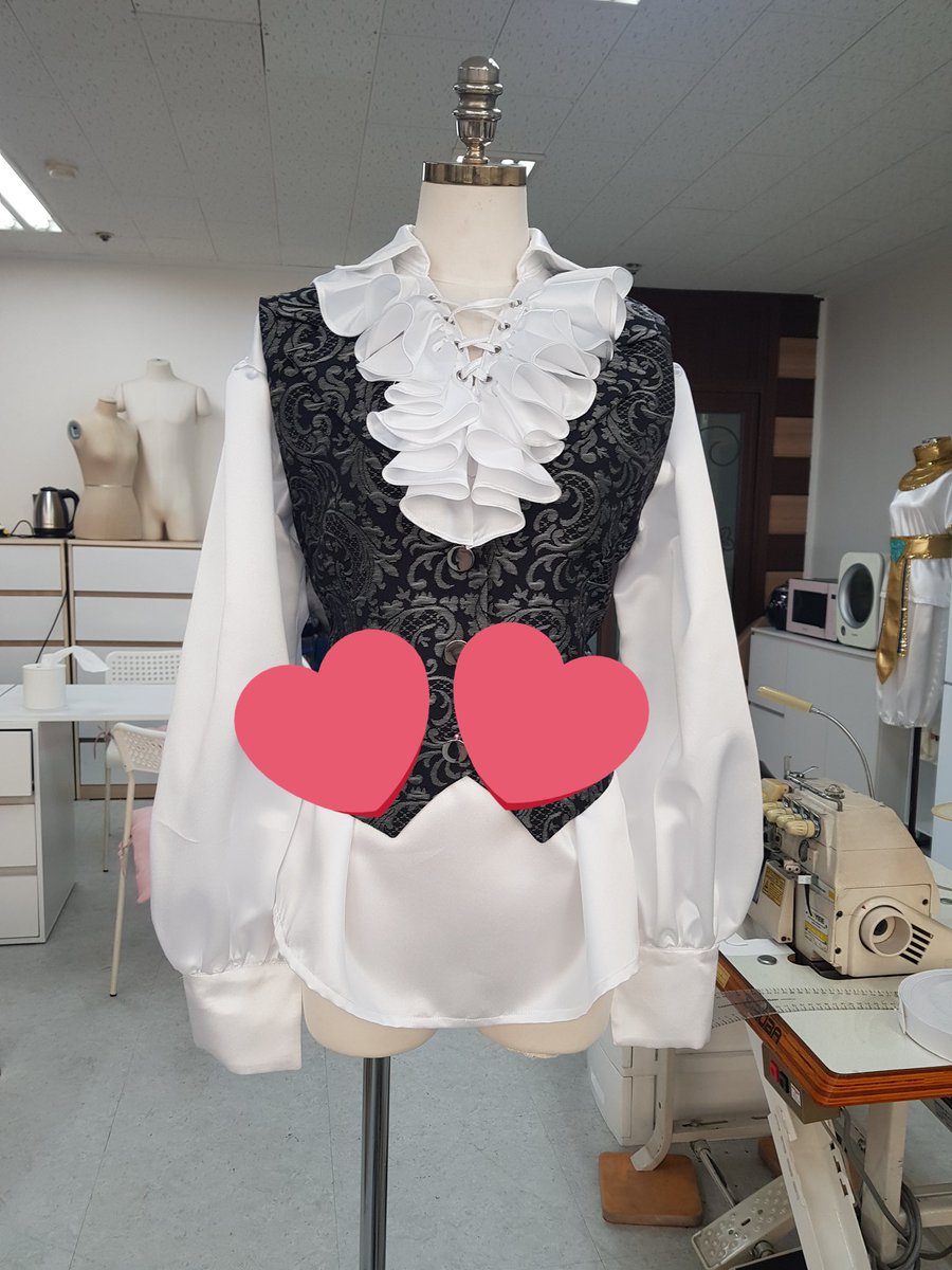 [알티 이벤트] 안녕하세요... 탐라 여러분들... 탄핵소추안 가결과 함께 기쁜 소식 하나 더 말씀드리러 왔습니다...
제가 주문한 바이런 의상이 가결 소식과 함께 날아온 게 너무 기쁜 기념으로 알티해주신 분들 중 두 분께 SPC제외 음료 기프티콘 하나씩 쏘겠습니다. (타래로 더)