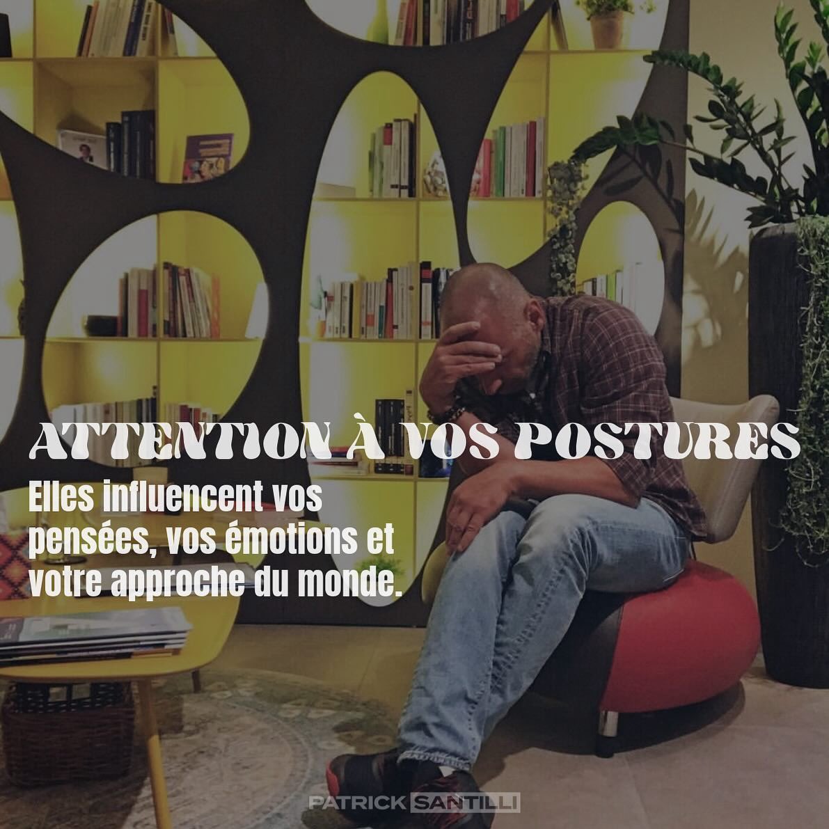 PatrickSantilli's tweet photo. 👊🏻 Nos postures sont bien plus qu’une simple façon de tenir notre corps. Elles communiquent avec notre esprit, façonnent nos émotions et influencent subtilement nos interactions avec le monde. 

Une posture voûtée, par exemple, peut amplifier des sentiments de fatigue ou de découragement, alors qu’une posture ouverte et droite peut favoriser la confiance et l’énergie.

Cette connexion entre le corps et l’esprit repose sur des boucles de rétroaction constante. Le cerveau interprète nos postures comme des signaux et ajuste nos pensées et émotions en conséquence. 

Ainsi, s’asseoir dans une position repliée peut renforcer des pensées négatives, tandis qu’une posture expansive peut stimuler des perceptions de contrôle et d’assurance.

Prenez conscience de vos habitudes posturales. Lorsque vous ajustez votre posture, vous ne modifiez pas seulement votre apparence extérieure, mais aussi votre disposition intérieure. 

En changeant votre corps, vous commencez à transformer votre vision des choses et, avec elle, votre vie.