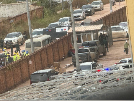 CyberScamWatch's tweet photo. CAMBODIA: Reports on Telegram channels indicate raid took place at MDS Henghe Thmorda SEZ scam complex.  Initial info suggests one office was raided and some people removed, but details unclear. https://t.co/JsYbWhG2u2