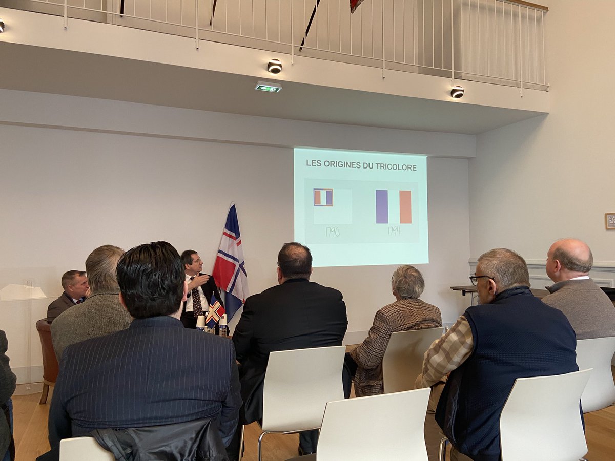 DrapeauxSFV's tweet photo. 1è Table ronde: « La naissance du Tricolore » avec M. le lieutenant-colonel Marcel Joussen, Division de la symbolique au Service historique de la Défense, M. Cédric de Fougerolle, Président de la SFV et M. Bertrand Valeyre, Administrateur de la SFV. #JSFV1 #Vexillologie https://t.co/T8Itdv3AnU