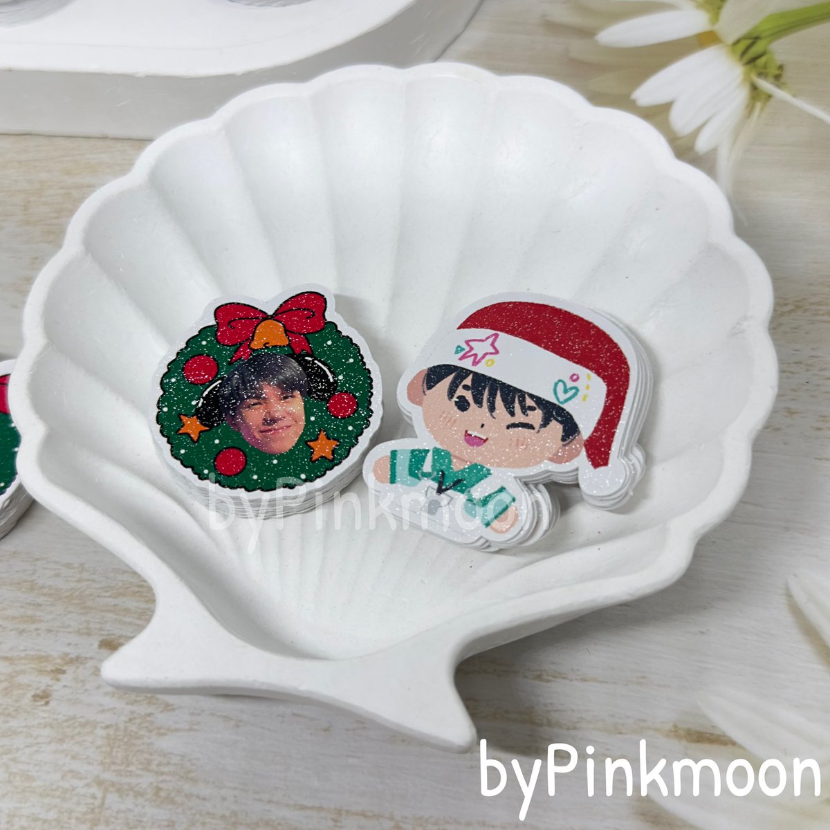 🎄christmas is coming 🌟
 -ตัวอย่างงานลูกค้า-
กระดาษกลิตเตอร์ A4 ไดคัท100% 
🎅🏻ราคา 50 บาท
🎅🏻ทำเส้นไดคัทฟรี
🎅🏻จำนวนดวงขึ้นอยู่กับขนาด

สอบถามและปรึกษาได้แม่ค้าใจดีมาก😆

#สติ๊กเกอร์ #สติ๊กเกอร์ไดคัท #รับทําgiveaway #รับทําของแจก #รับทําสติ๊กเกอร์ #รับทำของแจกหน้าคอน #ของแจกหน้าคอน