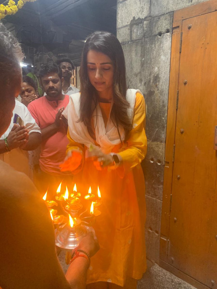 கோவை மருதமலை கோயிலில் நடிகை திரிஷா சாமி தரிசனம்