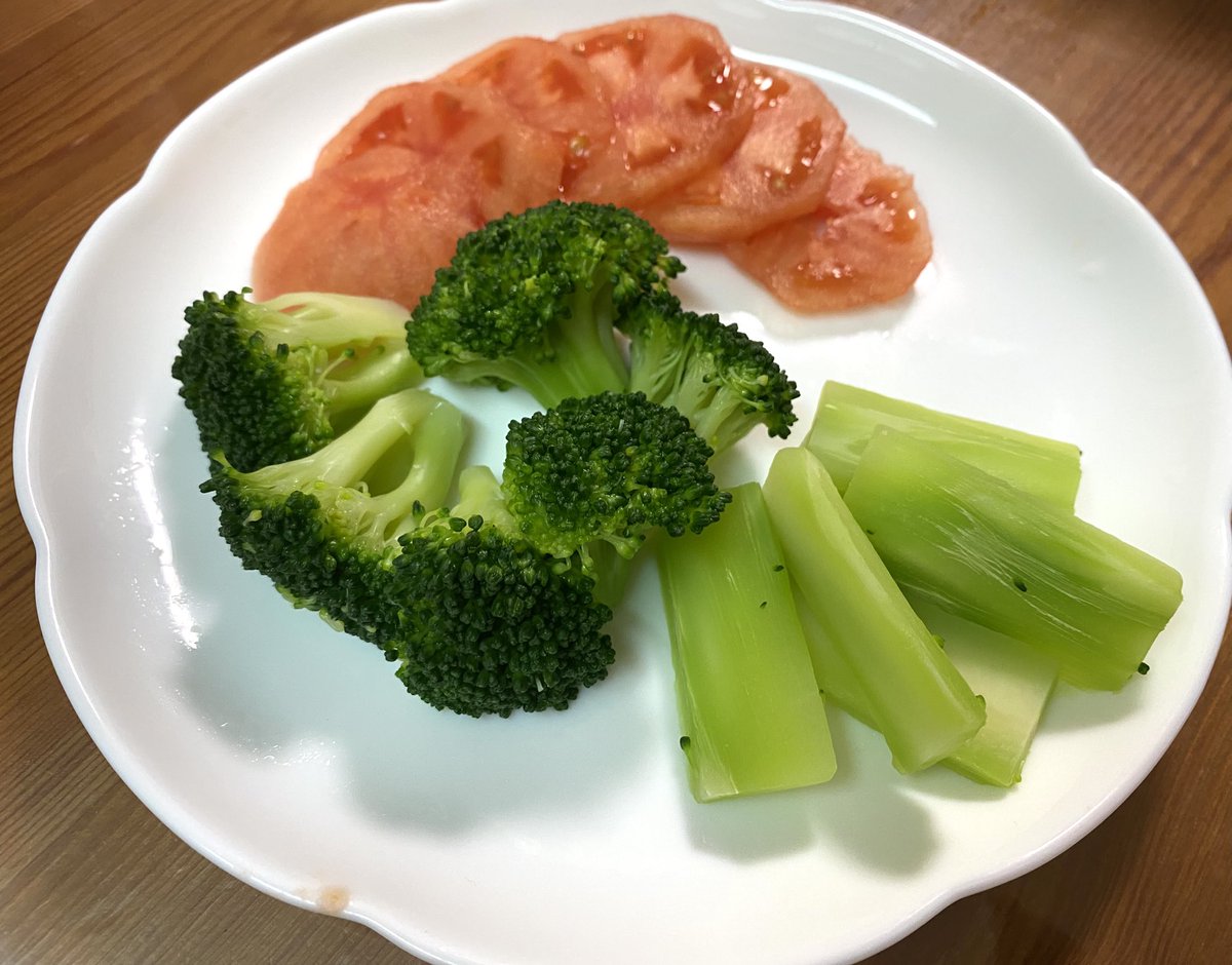 今夜は、味噌ラーメン😋
スープのベースは鶏ガラを4時間ほどコトコトして完成
あとは、キムチチャーハンなど
