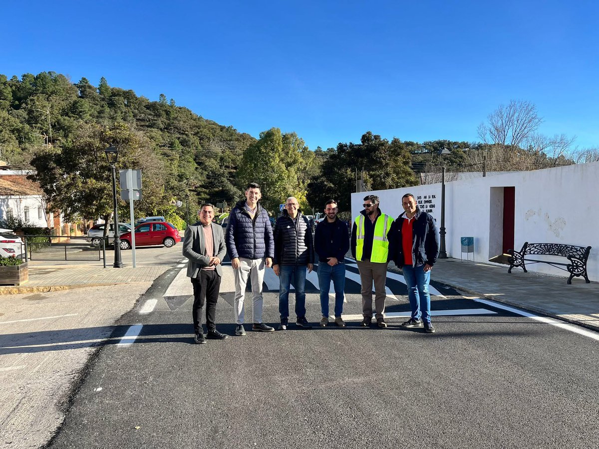 DipuHU's tweet photo. 🚧 La @DipuHU ha completado la renovación de la carretera HU-8105, que conecta #SantaAnalaReal y #Aracena.
🛣️Intervención que ha incluido la reparación del firme y la nueva señalización, con una línea central en los accesos a las localidades. https://t.co/NZEwWCQFWO