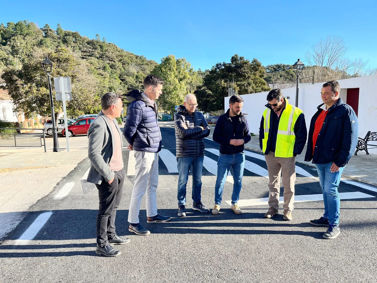 🚧 La <a href="/DipuHU/">Diputación de Huelva</a>  ha completado la renovación de la carretera HU-8105, que conecta #SantaAnalaReal y #Aracena. 
🛣️Intervención que ha incluido la reparación del firme y la nueva señalización, con una línea central en los accesos a las localidades.
