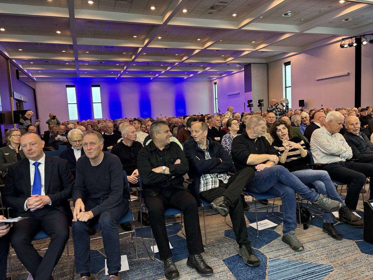 De opkomst is grut op de #ledegearkomste fan keninklike #alvestêdeferiening. Ofgeand foarsitter Wiebe Wieling ûnderstreket dat syn feriening stiet foar de kâns dat it der dochs noch in kear in #alvestêdetocht holden wurde kin. Wieling bliuwt noch 1 jier foarsitter.