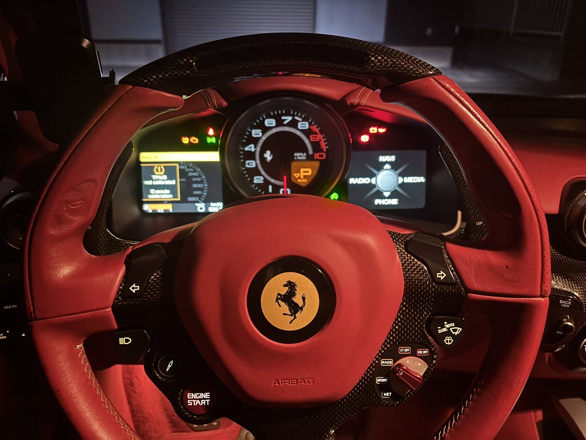やべぇ車がきた…
F12ベルリネッタ‼️
勿論私は買えませんwww🤣
