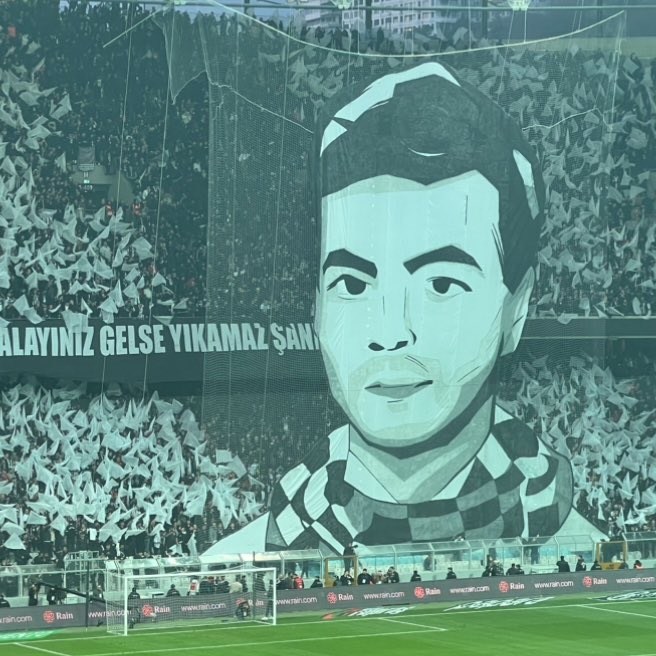 O yıllarda İtalya'da mühendis olarak çalışan Oktay Akdemir izin için Türkiye'ye gelmişti ve 14 Aralık 1991 tarihinde Ali Sami Yen Stadı'ndaki Beşiktaş'ın Galatasaray karşısında 1-0 kazandığı müsabakanın ardından boynundaki siyah beyaz atkısı nedeniyle 30-35 kişilik bir grup hain