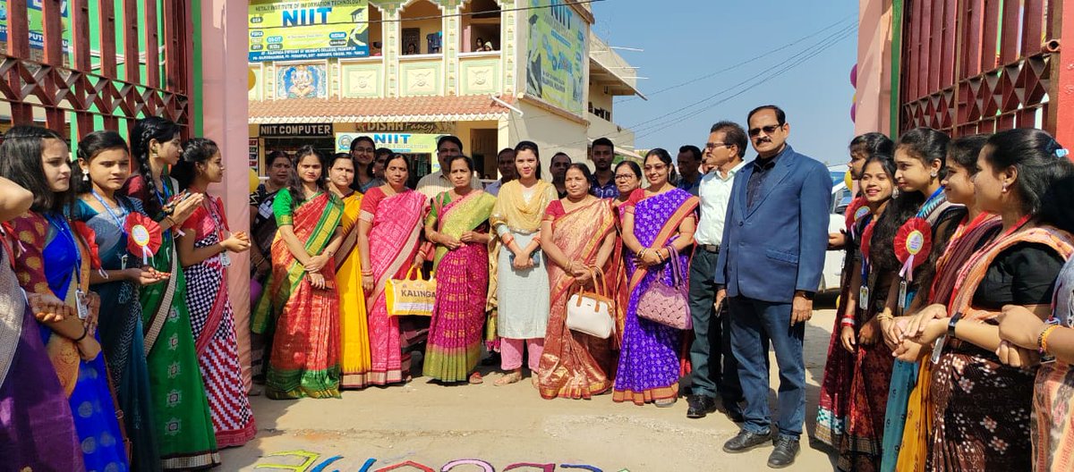 Barsha_bariha's tweet photo. ପଦ୍ମପୁର ମହିଳା ଉଚ୍ଚ ମାଧ୍ୟମିକ ବିଦ୍ୟାଳୟ ର ବାର୍ଷିକୋତ୍ସବ ରେ ମୁଖ୍ୟ ଅତିଥି ଭାବେ ଯୋଗଦେଲି।
#NaveenPatnaik
@bjd_odisha 
@Naveen_Odisha https://t.co/UaWwH1qZKU