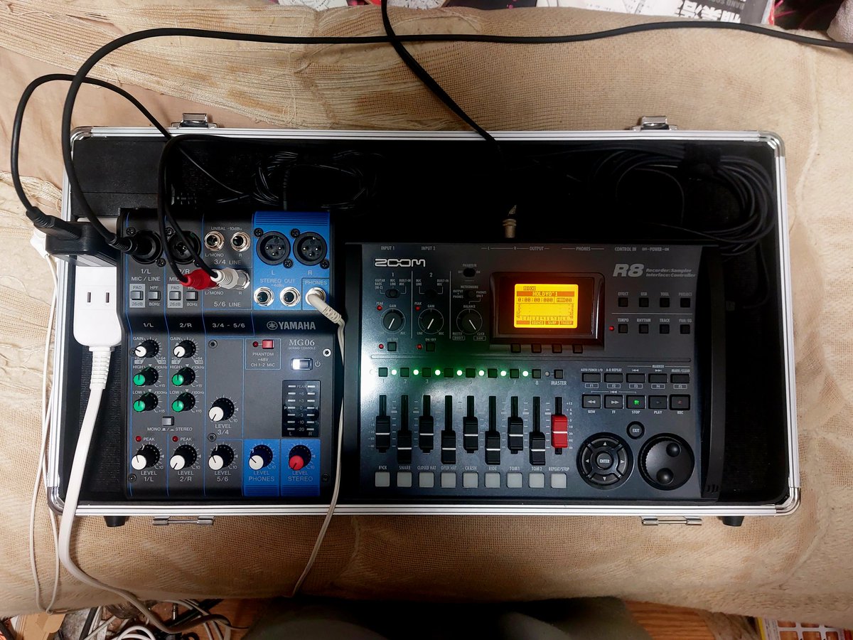 Dimebag_Kazuya's tweet photo. 同期演奏のボードが完成しました。
ざっと動作確認し、私の足元よりまとまってて綺麗ですねω
あとメンバーさえ集まればなぁ…
歌詞書いて、出来た曲をどんどんデモ音源化しないと💦
#ミキサー
#MixingConsole
#YAMAHA
#ヤマハ
#MG06
#MTR
#MultiTrackRecorder
#ZOOM
#R8
#DTM
#DeskTopMusic
#同期演奏 https://t.co/kIUwe4E7mz