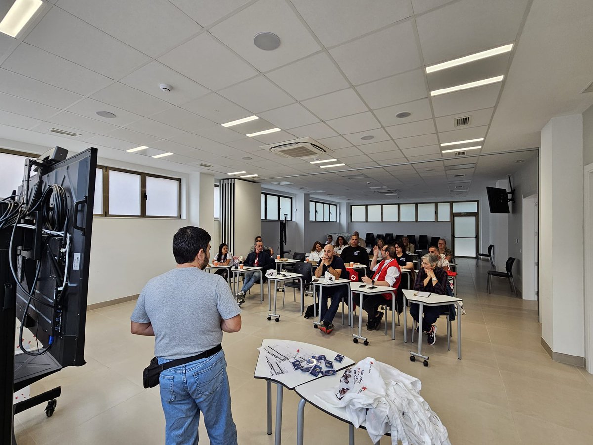 CruzRojaProvTfe's tweet photo. La primera charla del V Encuentro de Docentes de Cruz Roja Española en Tenerife, estuvo a cargo de Pío Manuel Vallejo, quien nos habló sobre el uso de las nuevas pantallas digitales.

➡️Una sesión llena de ideas para innovar en la enseñanza. 
#FormaciónCRTenerife https://t.co/SQfdDqwTHI
