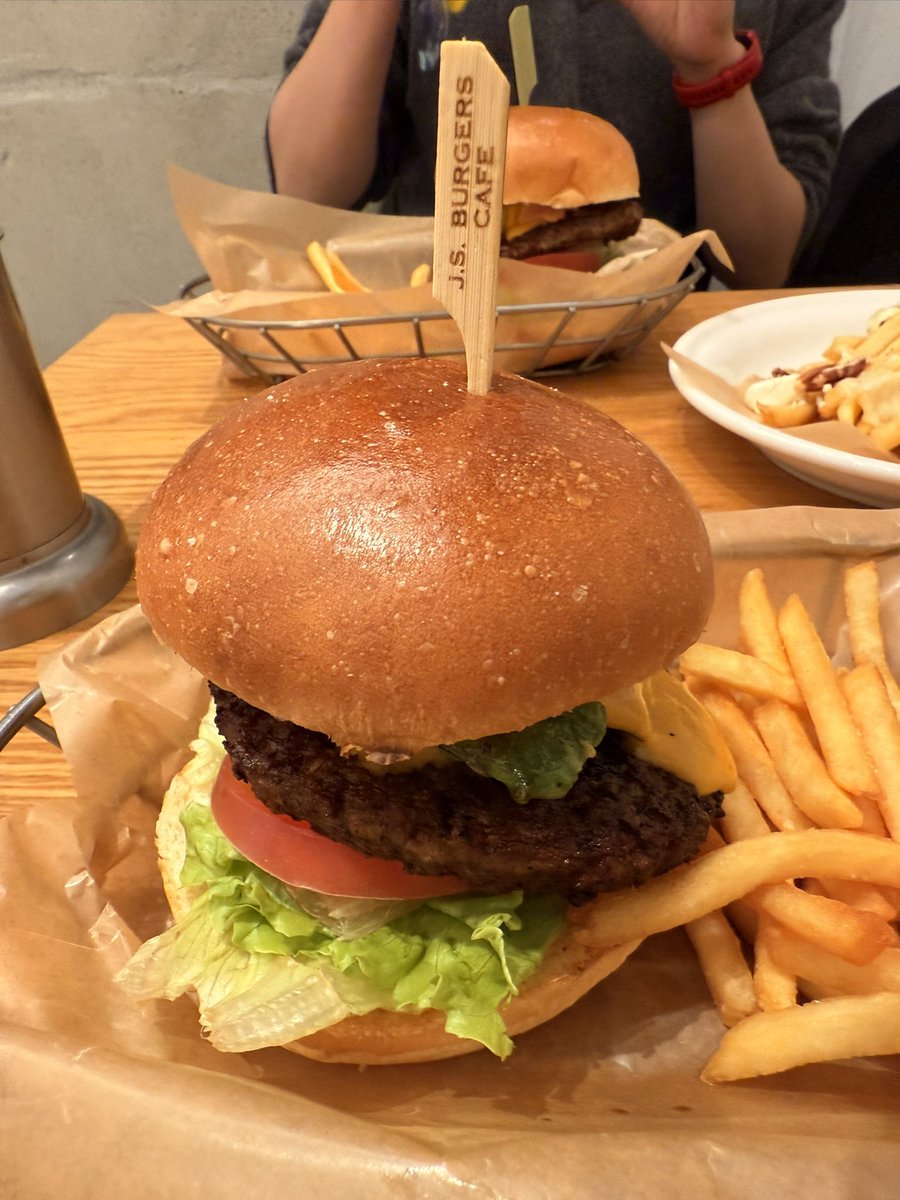 mzdsan23's tweet photo. ハンバーガー🍔 #JSBURGER https://t.co/jMyqHo4vJv