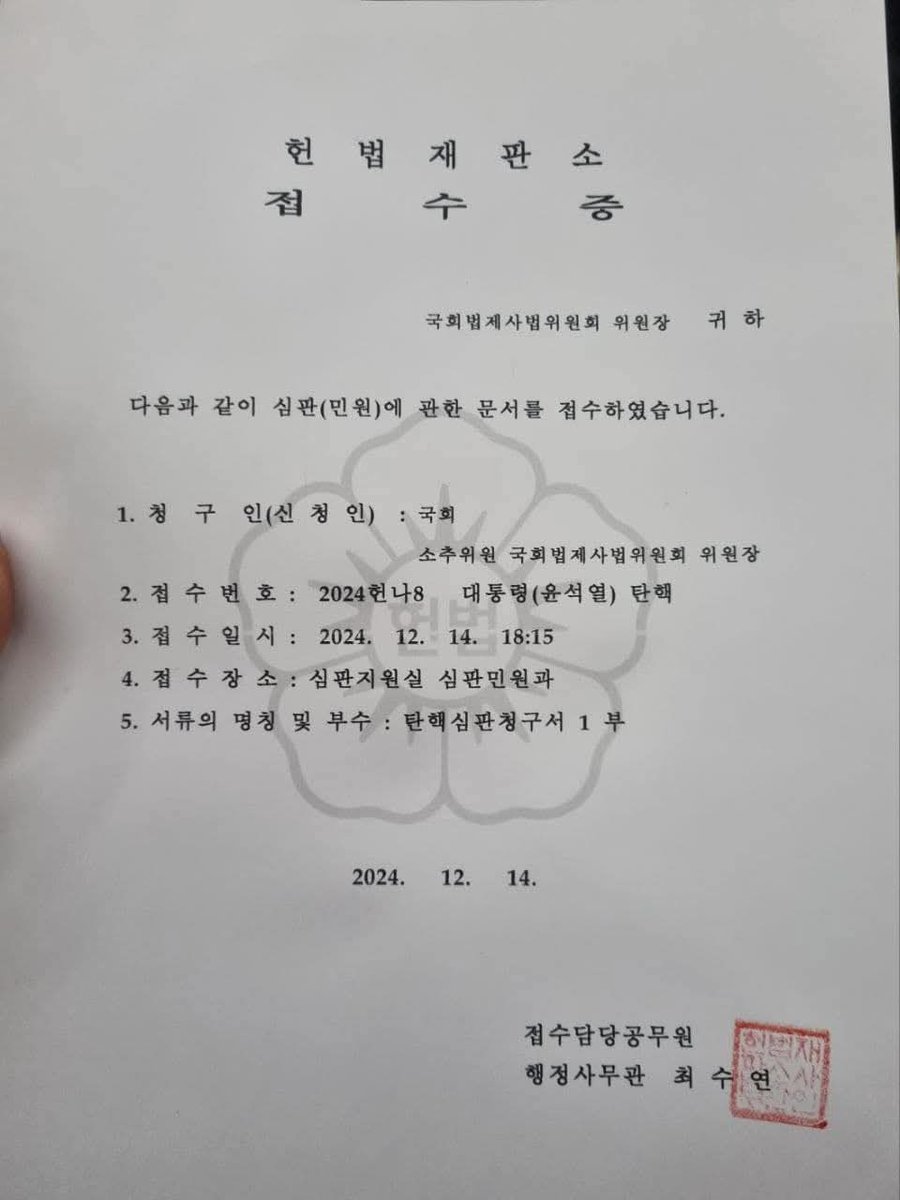 박은정

마침내 국민이 승리했습니다.
지난 2년, 국가는 없었습니다.
없느니만 못한 내란 정권이 있었을 뿐입니다.

우리 국민은 사지가 들려 입틀막 당하고,
응급실 뺑뺑이로 목숨을 위협받고,
군에 간 자식을 먼저 떠나보내는 비극의 주인공이 되어야 했습니다.
국가는 국민의 먹고사는 문제를