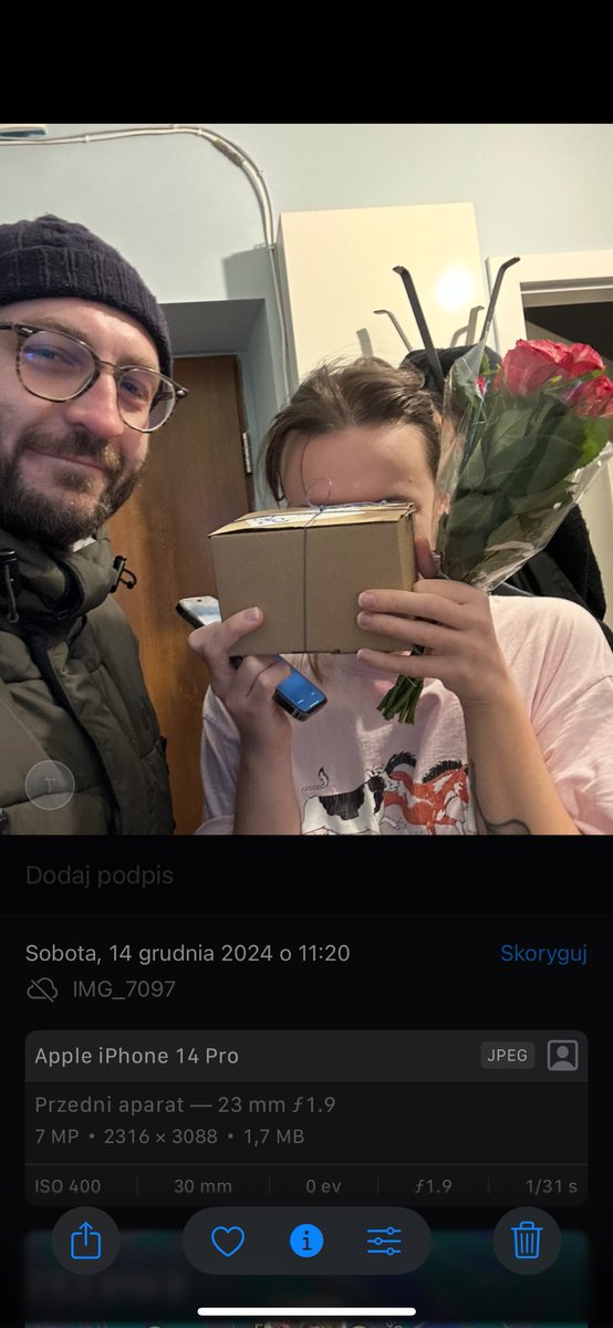 tommargol's tweet photo. @promptowy sprowokowałeś mnie i kupiłem jeszcze róże i prezent https://t.co/xpveL9SwGb