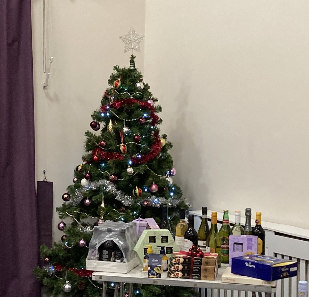 Thank you to Christmas Quizmaster, Paul for putting us through our paces last night. A very tough quiz but thoroughly enjoyed by all who attended. Well done to the winning team who knew a lot about TV Detectives!!! Merry Christmas from Rothley Bowls Club🎄🎄