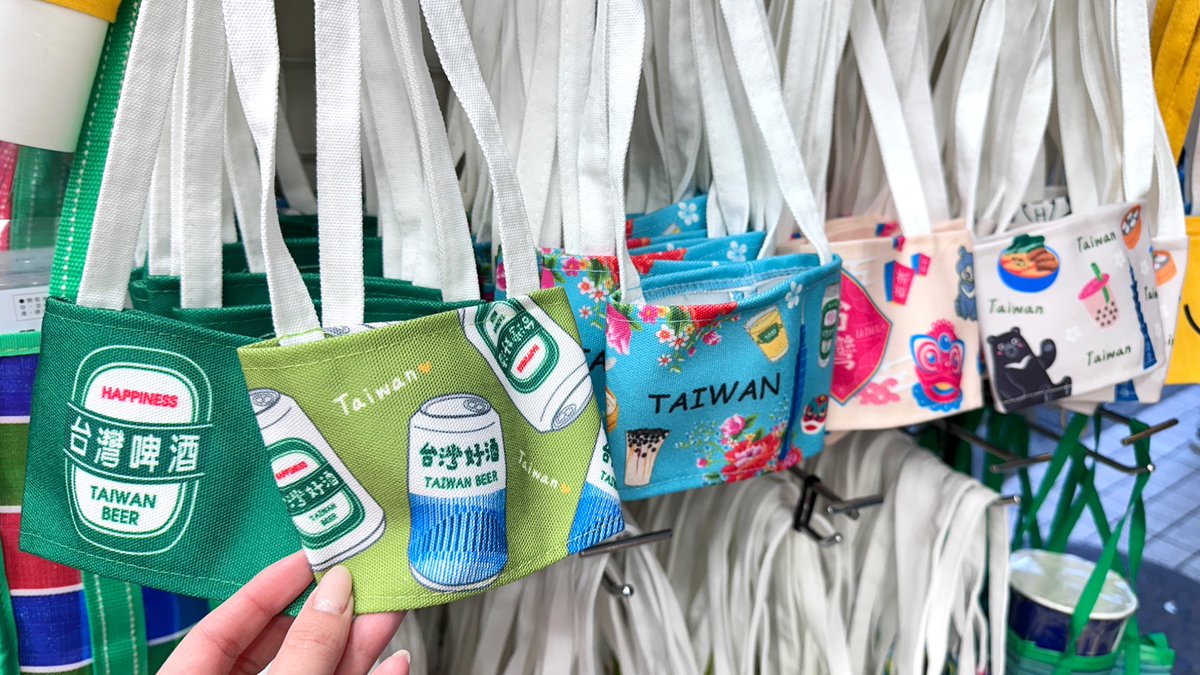 西門町のH&Mの隣にあるお土産屋さんのドリンクホルダーめっちゃ可愛い🥰