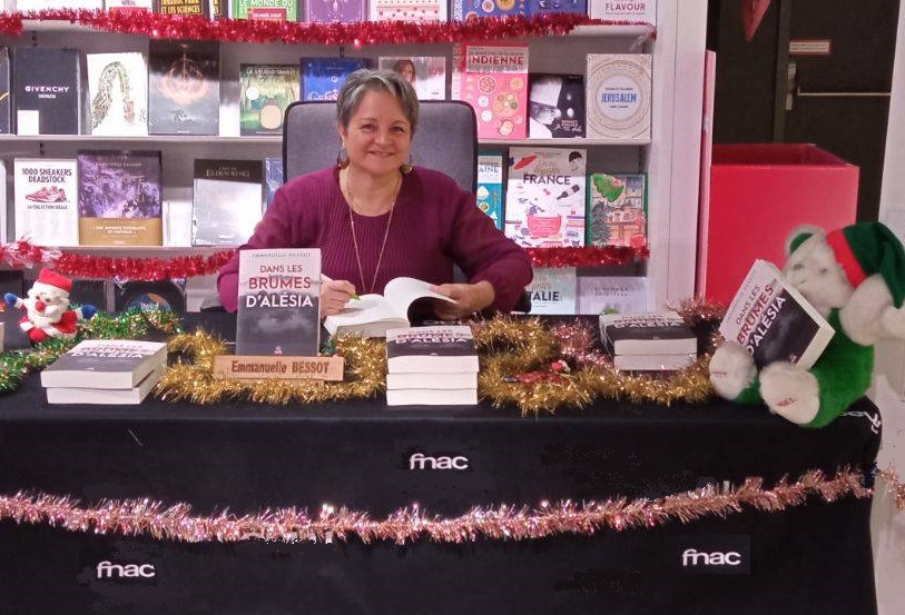 🎅🎁🎄 Merci à toute l'équipe FNAC de Bienne pour ces échanges chaleureux autour de "Dans les brumes d'Alésia".
Au plaisir de retrouver les lecteurs de la métropole horlogère pour une prochaine rencontre 📙✍ !
#cadeau #Noel
#roman #policier #handicap #Resilience
#FNAC #librairie