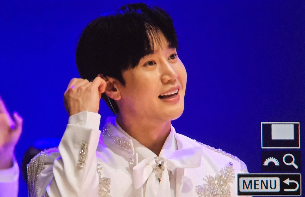 241214 라포엠 울산 콘서트 (프리뷰)

오늘도 미모 열일 ❤️❤️

#라포엠 #최성훈