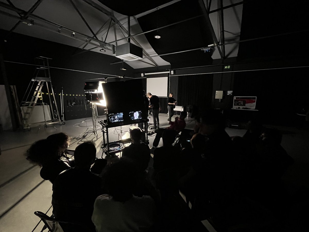 iaguilardop's tweet photo. Taller de Ópticas Cinematográficas impartido para uno de los dos grupos de alumn@s del Master en Dirección de Fotografía de @escuelatai, con la particularidad de que lo hicimos multicamara con dos Arri Alexa Mini a la vez. Seguimos a tope!!
#directordefotografia #lenstests https://t.co/JrcxI6Eeiz