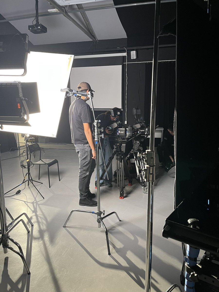 iaguilardop's tweet photo. Taller de Ópticas Cinematográficas impartido para uno de los dos grupos de alumn@s del Master en Dirección de Fotografía de @escuelatai, con la particularidad de que lo hicimos multicamara con dos Arri Alexa Mini a la vez. Seguimos a tope!!
#directordefotografia #lenstests https://t.co/JrcxI6Eeiz