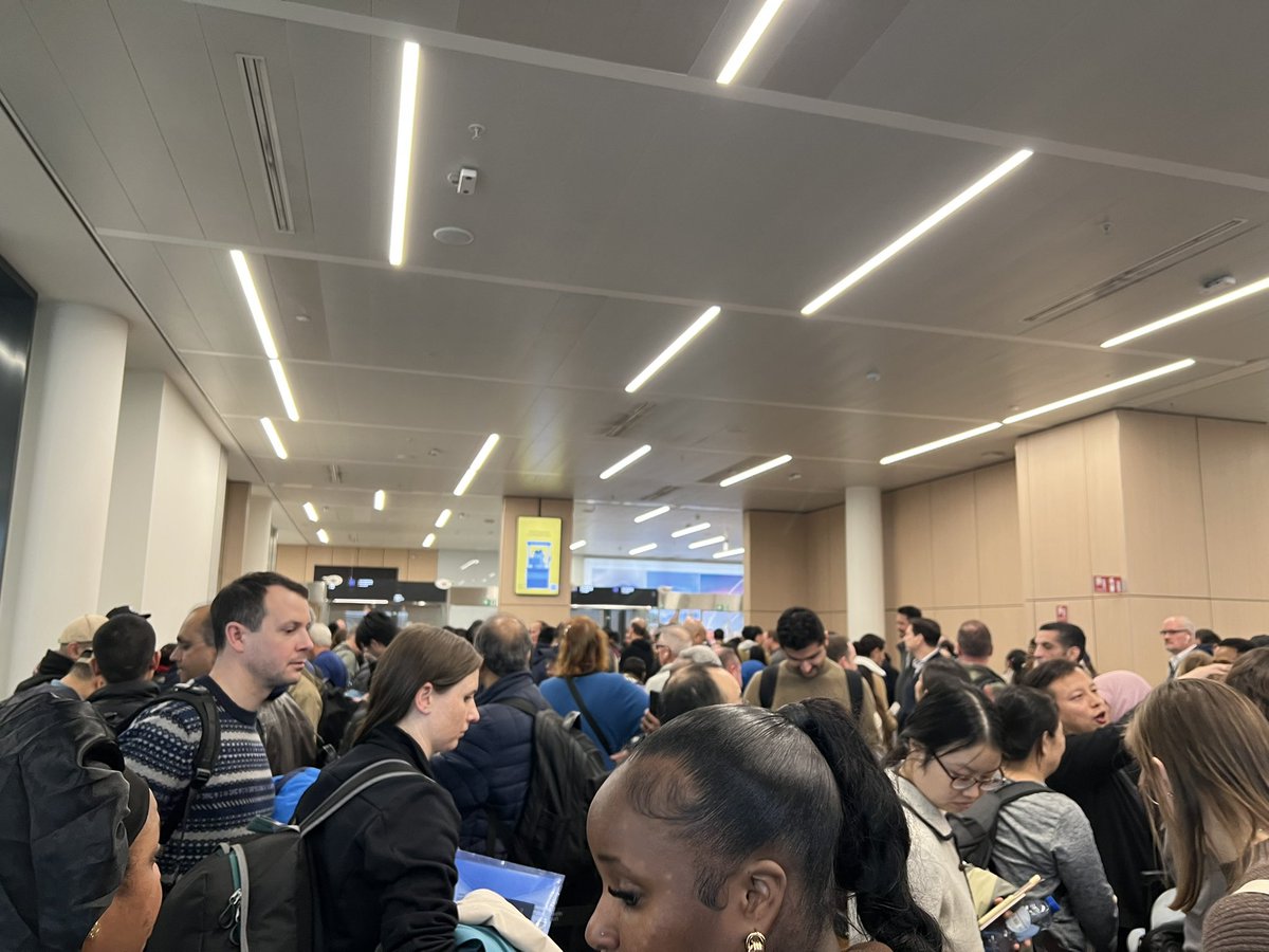 TommyMousa's tweet photo. @BrusselsAirport Master inefficiency at security check https://t.co/ICZrskbwTf