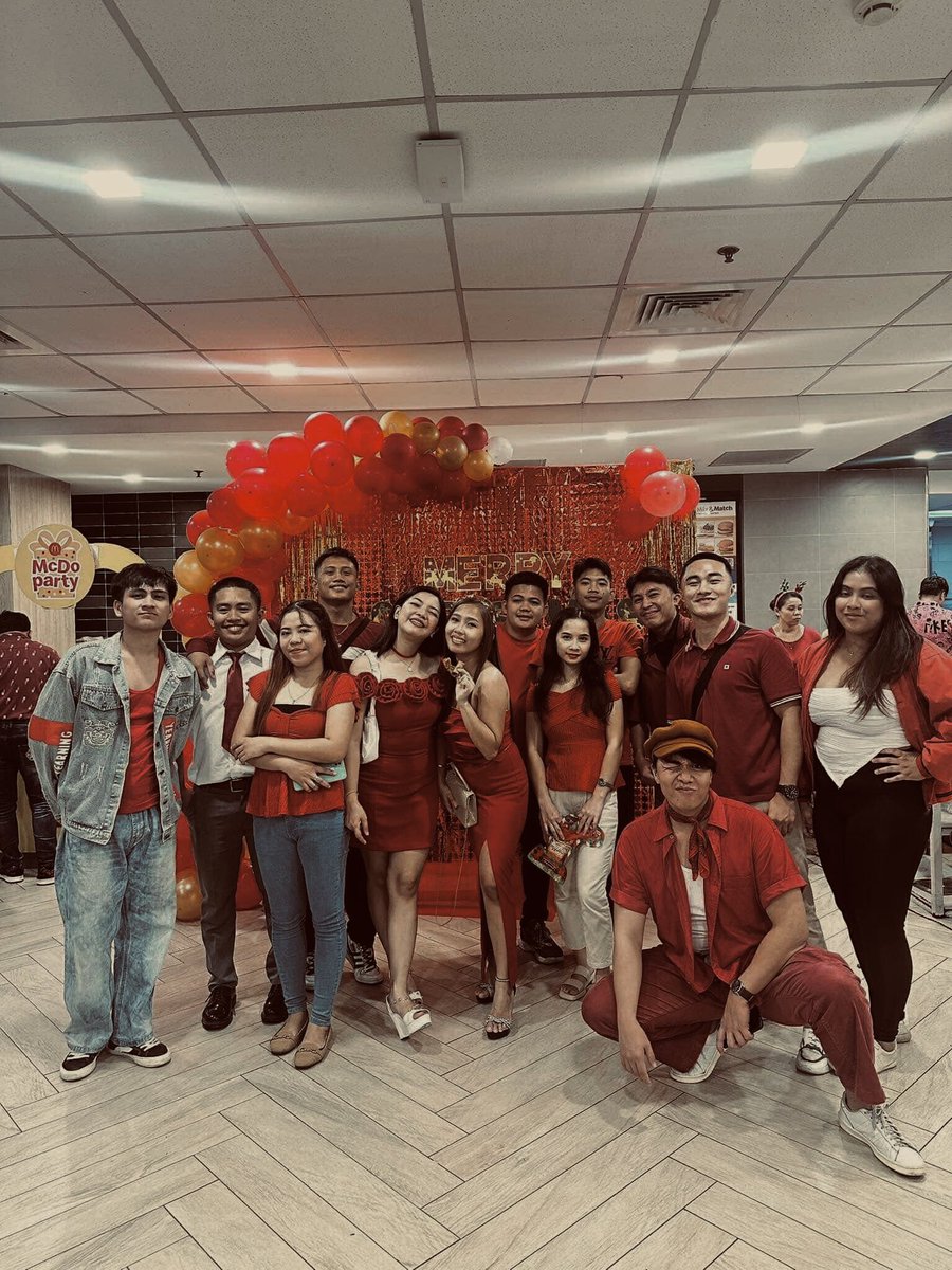BronJoe's tweet photo. Mcdonald's Calbayog Newly Hired Crew with the Managers (2024) 🫶🏽♥️✨ https://t.co/qG9o6mANvl