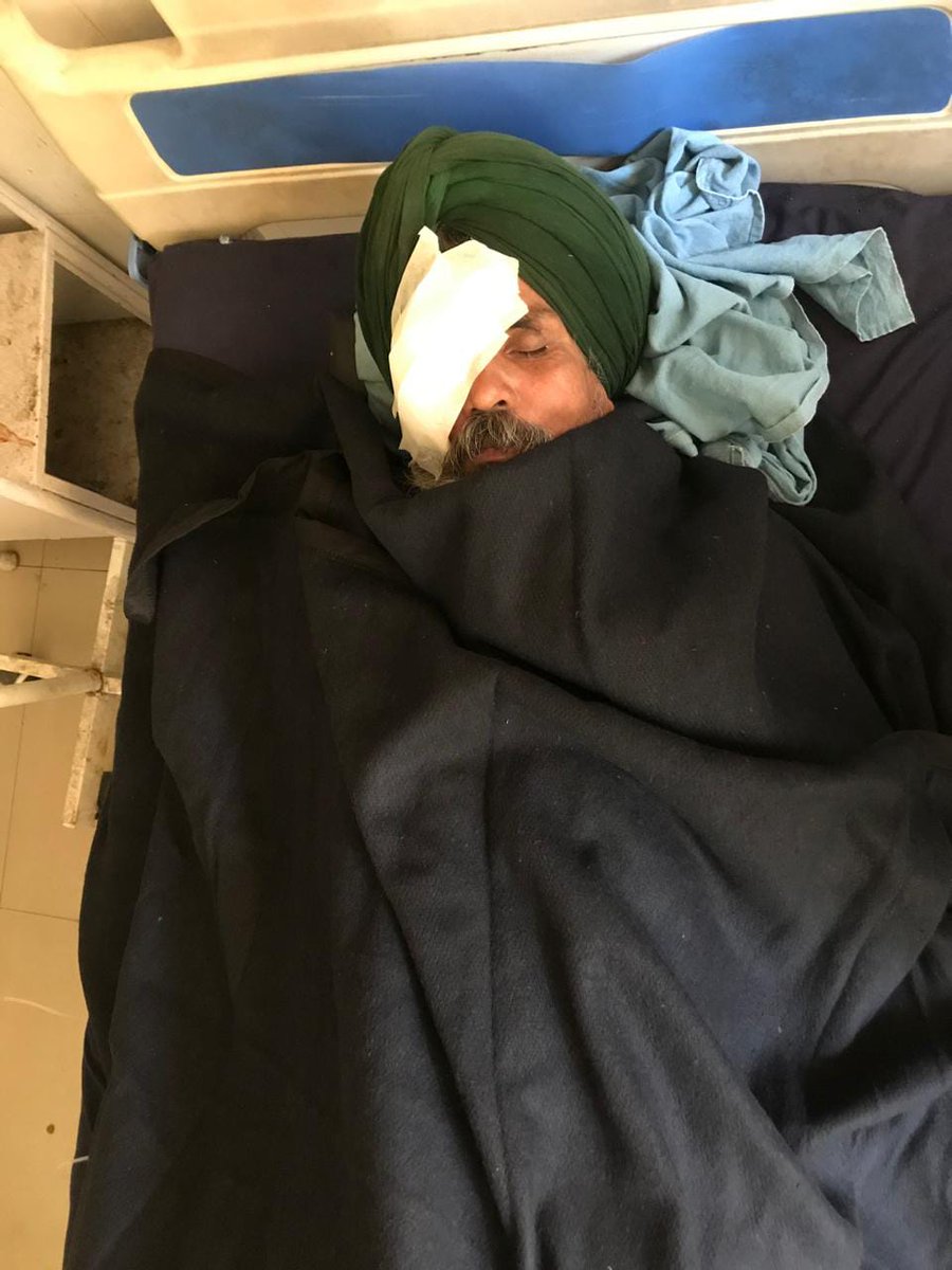 ramanmann1974's tweet image. सुखदेव सिंह, आज 101 किसानों के जत्थे में थे, जो MSP गारंटी कानून की मांग को लेकर, शांतिप्रिय तरीके से दिल्ली जाना चाह रहे थे, पुलिस ने अंधा धुंध आंसू गैस और पानी बौछारें मारी, जिसके चलते उनकी आंखों की रोशनी चली गई है, उन्हें राजपुरा से पटियाला रेफर किया है !
#FarmersProtest2024