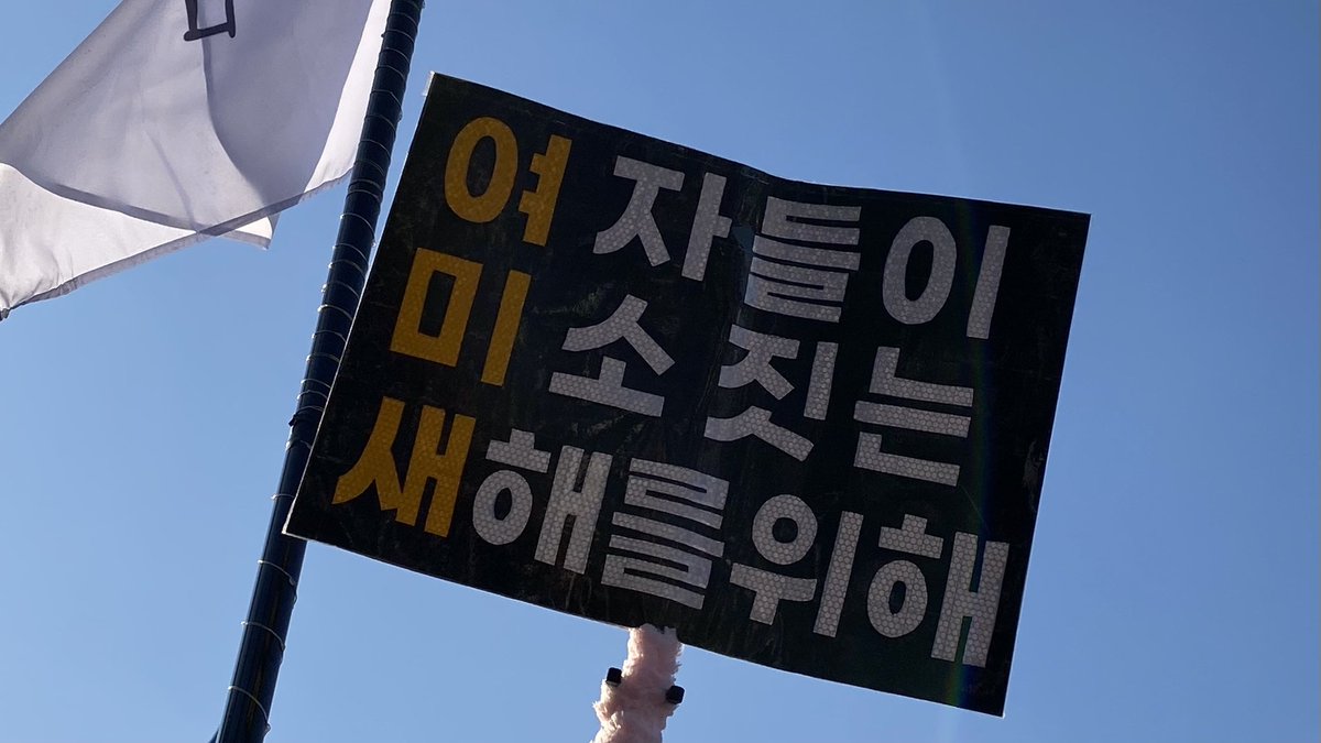 menmensu's tweet photo. 여미새 깃발 뜻이 뭔가요???

소녀들이 물어볼 때
          
                                              어른들이 물어볼 때 https://t.co/361eLo8V2w