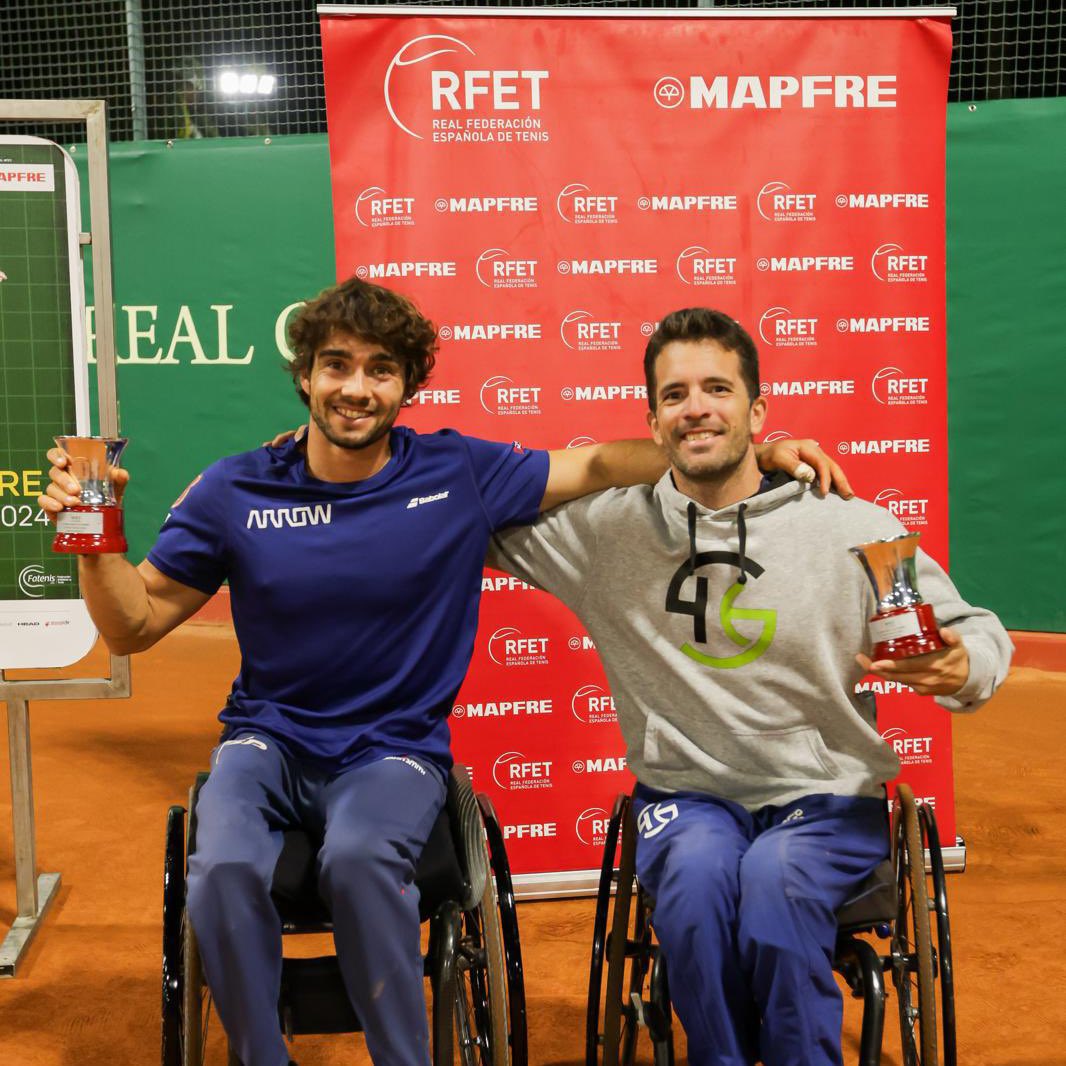 El madrileño <a href="/DaniCaver/">Daniel Caverzaschi</a> y <a href="/kike_siscar/">Kike Siscar🎾♿️</a> se proclaman campeones de España de #TenisSilla en dobles. ¡Enhorabuena! 

El deporte madrileño, en lo más alto.