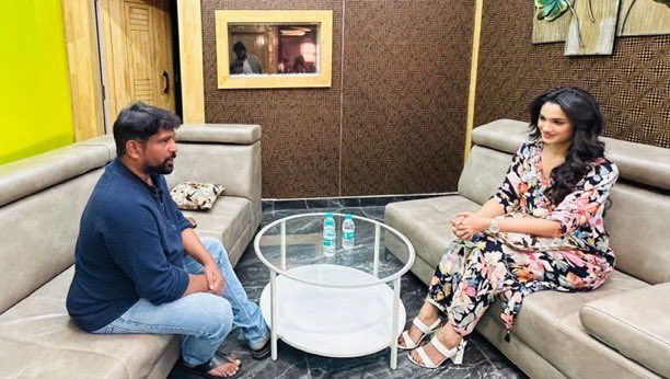 anil_AK143's tweet image. #UiTheMovie heroine @Reeshmananaiah participated in promotional interviews with web channels #FridayPoster, @FilmyFocus, @iDreamMedia and @Theteluguone about the film. 🤩 

Full interviews releasing soon! 🤘 💥
@nimmaupendra #UiTheMovieOnDEC20th @Laharifilm