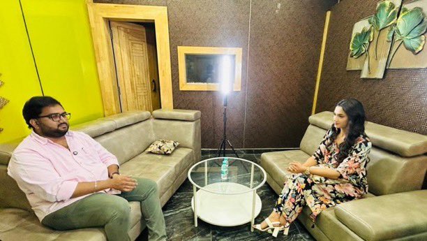 anil_AK143's tweet image. #UiTheMovie heroine @Reeshmananaiah participated in promotional interviews with web channels #FridayPoster, @FilmyFocus, @iDreamMedia and @Theteluguone about the film. 🤩 

Full interviews releasing soon! 🤘 💥
@nimmaupendra #UiTheMovieOnDEC20th @Laharifilm