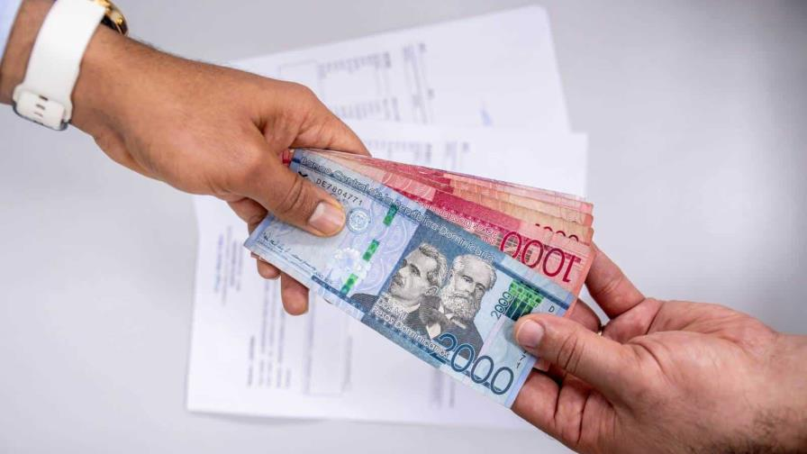 informateyard's tweet photo. Santo Domingo: Tras varios inconvenientes para el pago de la nómina y la regalía a los empleados del Ministerio de Medio Ambiente y Recursos Naturales, el Banco de Reservas realizó ayer por error un doble pago del sueldo adicional. https://t.co/nYoGh6CM5O