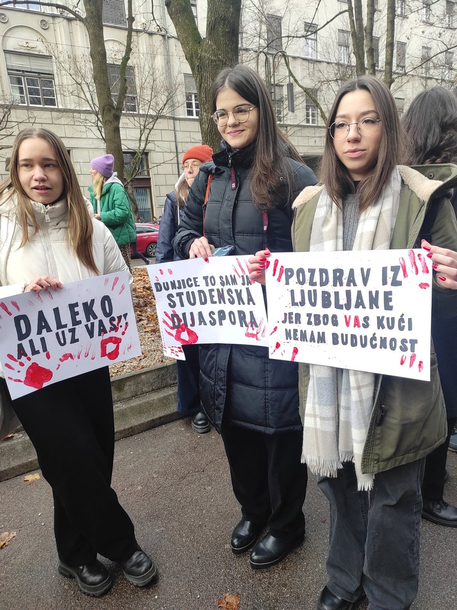 SanelaJS's tweet photo. Daleko ali uz vas.
Srpski studenti u Ljubljani. ❤️ https://t.co/bCiMUNEgWY