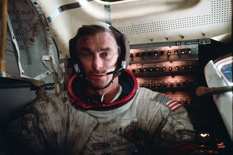 MilanSpace's tweet photo. Dnes je to 52 roků, co 14. prosince 1972 opustili pozemšťané doposud naposledy povrch našeho věčného vesmírného souputníka. 
Na fotografii velitel mise Apollo 17 astronaut Eugene Cernan po své poslední procházce po Měsíci, v kabině lunárního modulu. https://t.co/moBrKnLdr4