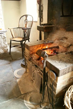 JammyFilmsUK's tweet photo. If you look 👀 on the floor by the gorgeous open fire there is Two circles
They were chalked on the floor to keep witches 🧙 out of the dwelling !!! 🤔 #Witches #StrayKids #HorrorCommunity #horror #Crew #Actors #Actress #Keepitreal https://t.co/1bE5NWp6jk