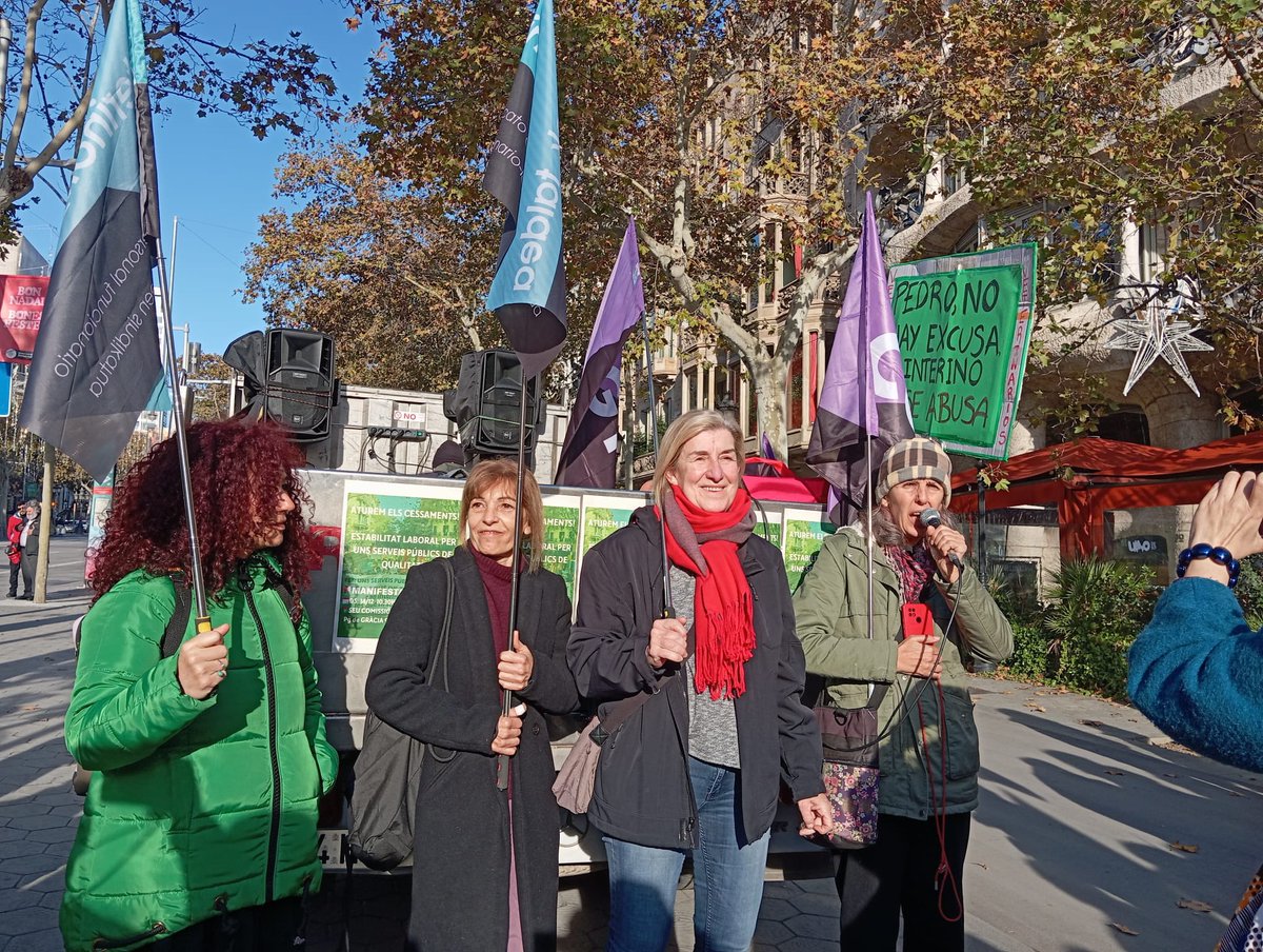 interinoktaldea's tweet photo. Cuatro valientes luchadoras esperando a que se inicie la manifestación a favor de la estabilidad de los EP en temporalidad ilícita ‼️Eskerrik asko‼️ #FijezaYa #NoSomosPlazasSomosPersonas @roxana_minzatu @anacarla1975 @ComisionEuropea https://t.co/FgUlUivQu2